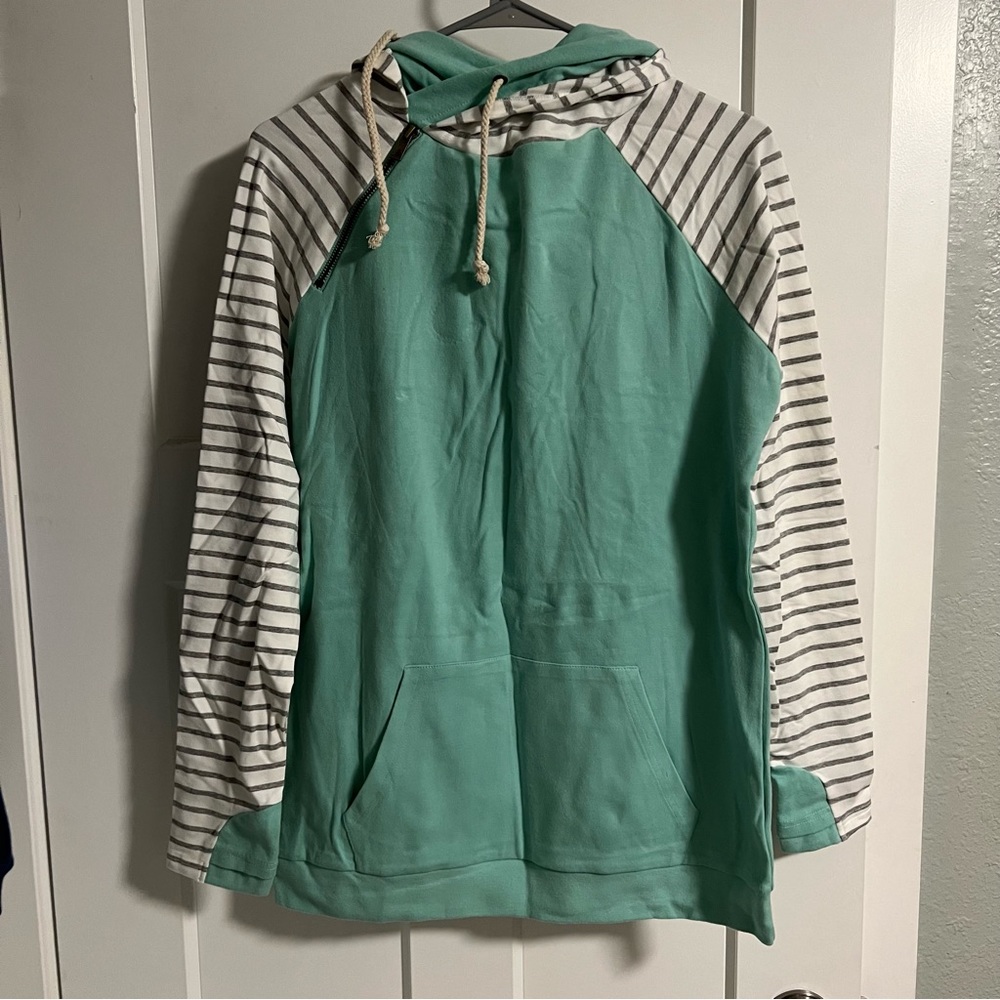 NWT Women’s M Ampersand Ave Doublehood Sweatshirt